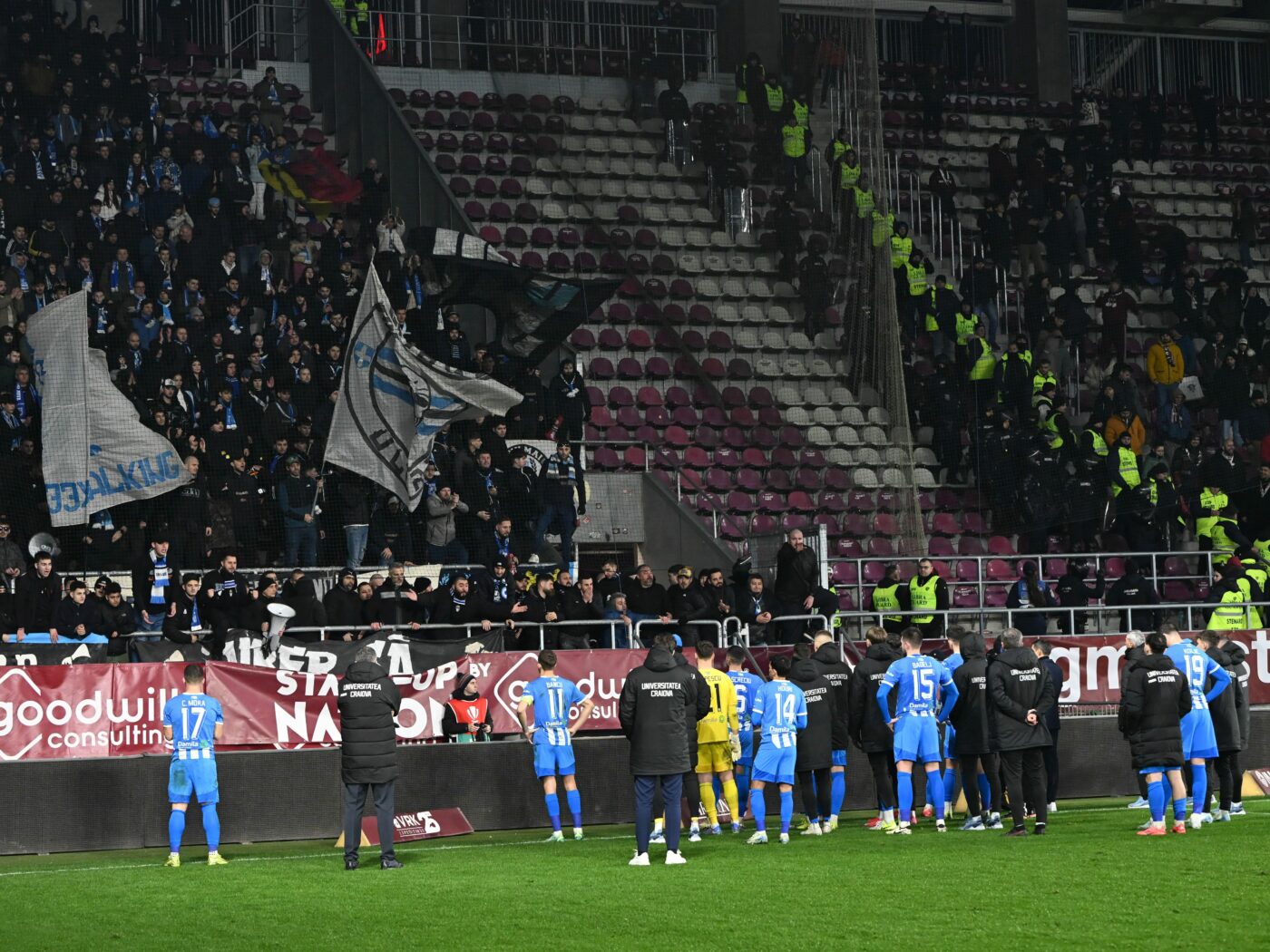 Galeria Universităţii Craiova, protest împotriva arbitrajelor: „Opriţi hoţia!”. De ce îl acuză fanii pe Sorin Cârţu