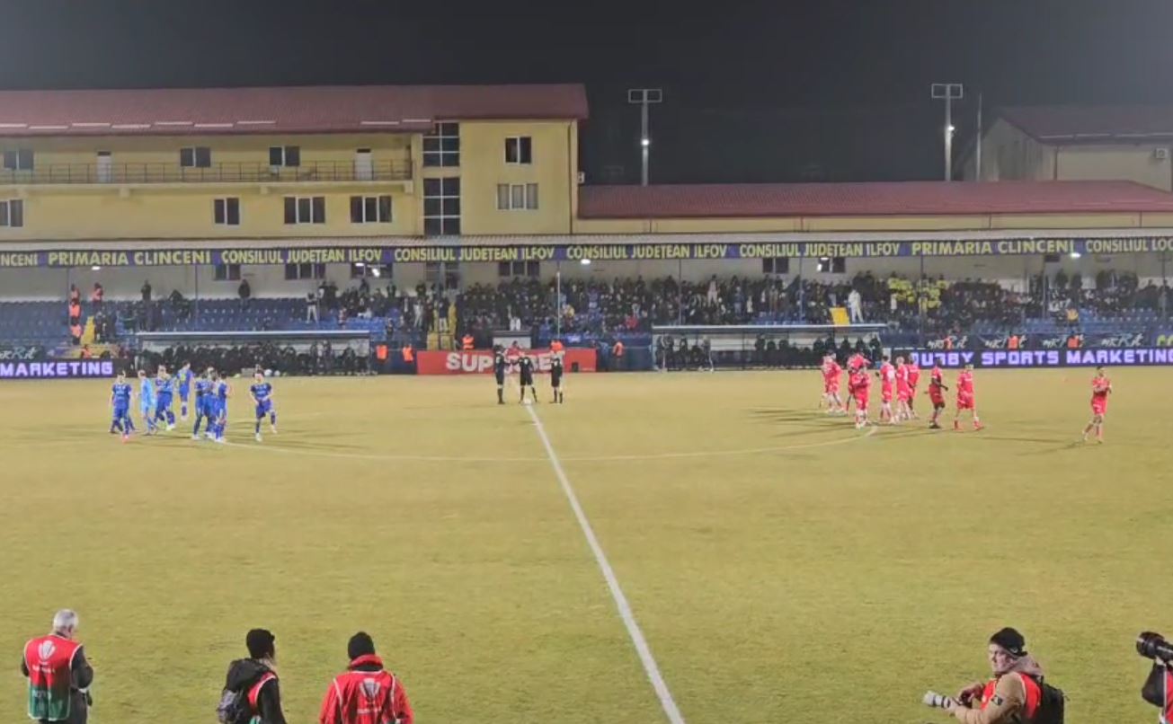 Gest golănesc al unui fan dinamovist în timpul momentului de reculegere în memoria lui Dinu Gheorghe