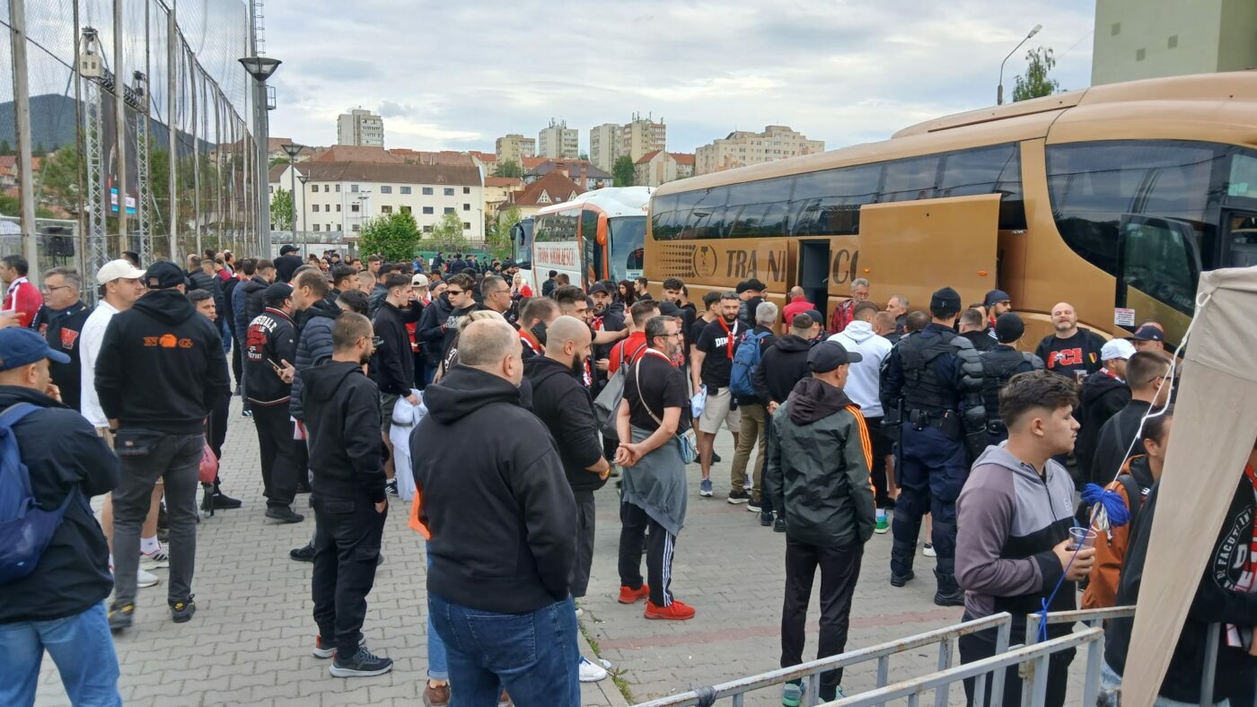 Imaginea serii la meciul Unirea Slobozia – Dinamo Bucureşti. Mii de fani ai „câinilor” au făcut coadă la stadion: un cal care trăgea o căruță era să intre în ei!