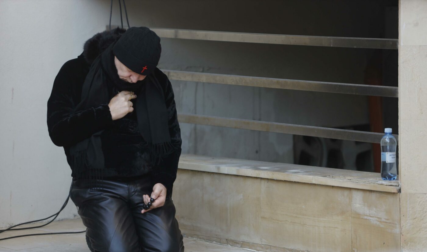 Imagini copleșitoare cu Gigi Becali, în genunchi, de Bobotează. Miliardarul s-a așezat, smerit, și s-a rugat: a fost însoțit de credinciosul subaltern Alexandru Tudor, îmbrăcat în straie monahale