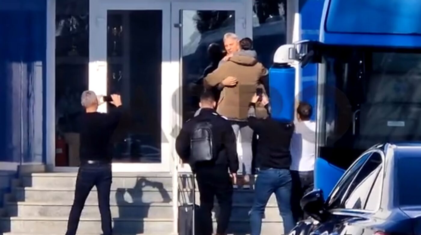 Imaginile momentului cu Mirel Rădoi, la Universitatea Craiova. A fost aşteptat chiar de omul care îl desființase la plecarea din precedentul mandat