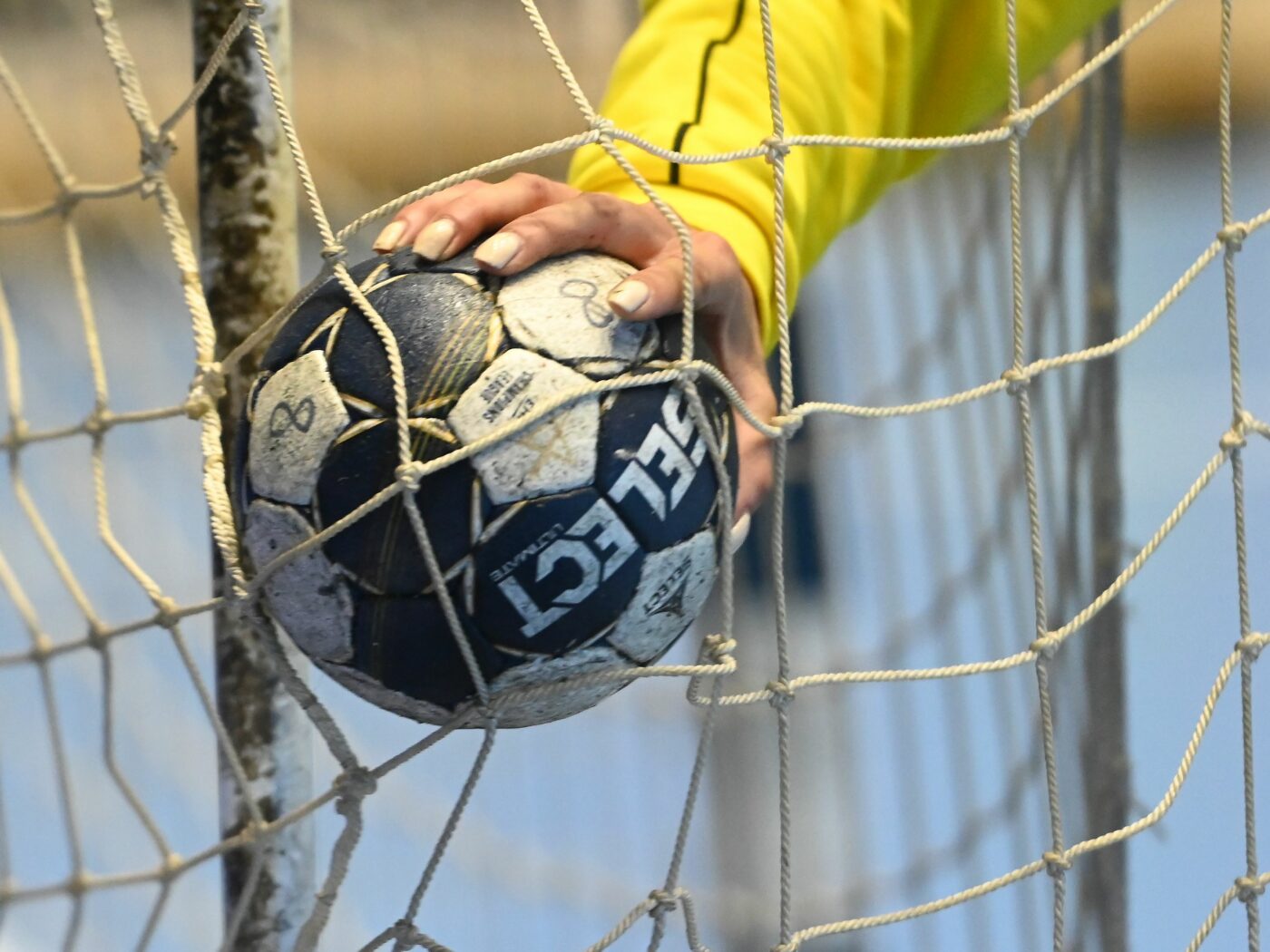 Mesajul antrenoarei care o cunoaște cel mai bine pe Analisa Ioniță, prima cadetă din handbalul românesc pentru care s-a plătit o sumă de transfer: „Merită investit în ea, are calități pe care le găsim tot mai rar”. Și un semnal de alarmă: „Nu mai au nici această șansă pentru că și Divizia e bazată tot pe străine”. EXCLUSIV
