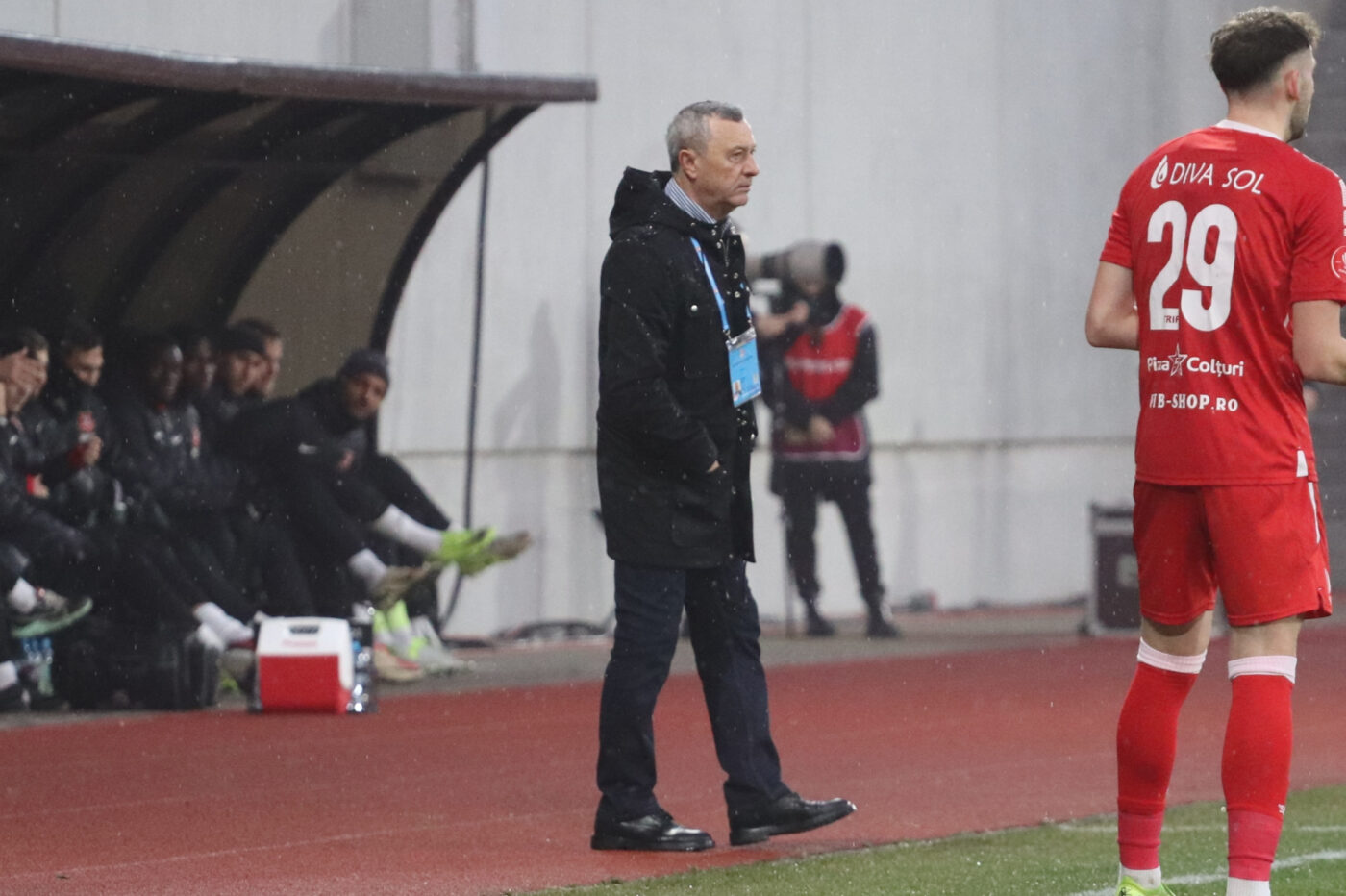 Mircea Rednic dă de pământ cu jucătorii de la UTA după 0-0 cu Hermannstadt: „Te faci tâmplar dacă nu faci față! Trebuie să ai sânge în tine”