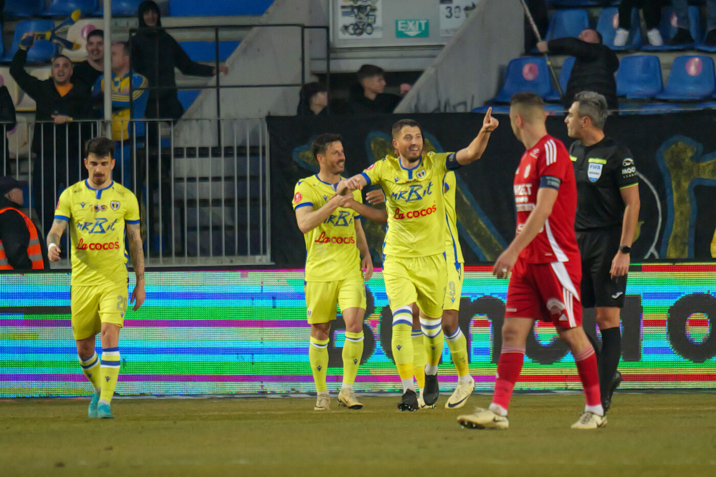 Moment special pentru Gicu Grozav. Ce surpriză i-a făcut soția lui, Sorina, la meciul cu FC Botoșani. EXCLUSIV