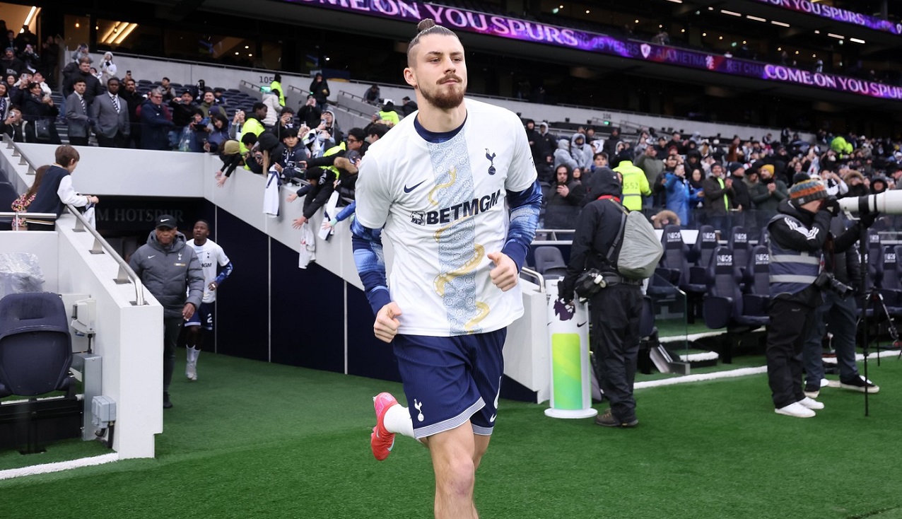 Radu Drăguşin, păpuşa voodoo a jurnaliştilor britanici. Toți îl înțeapă pe român şi i-au dat nota 1,5 după Tottenham – Leicester 1-2: „Îngrozitor!”