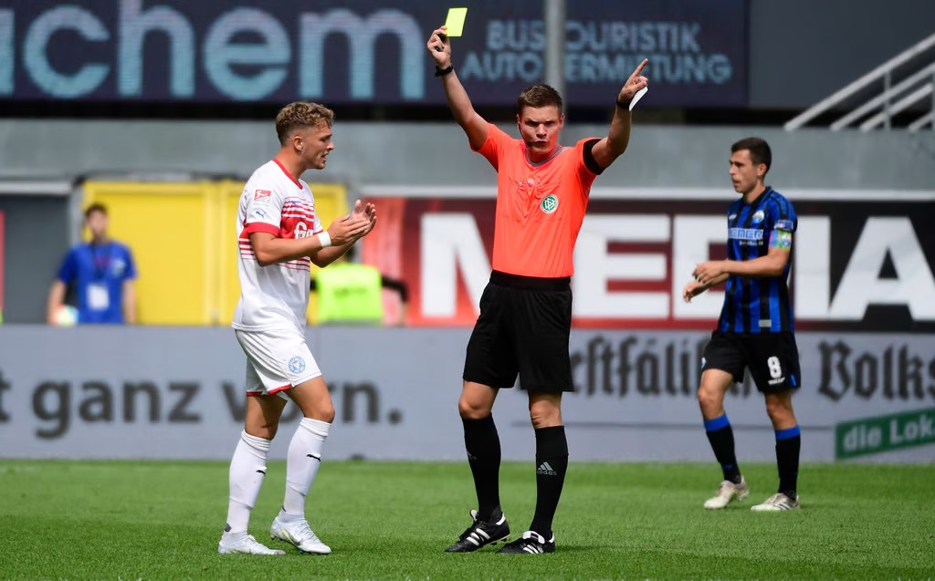 Nu e glumă: arbitrul desemnat de UEFA pentru FCSB – Manchester United a condus un meci de liga a patra la Bacău! Cum a fost posibil ca germanul să oficieze o partidă între două fruntașe ale județului moldav. EXCLUSIV