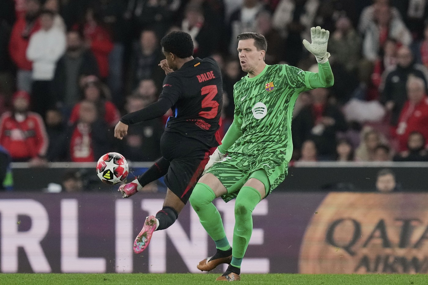 O fază care se vede la 50.000 de meciuri! Toată planeta a rămas şocată: Szczesny şi Balde s-au ciocnit ca în cascadorii râsului şi Barcelona a luat un gol nemaivăzut cu Benfica