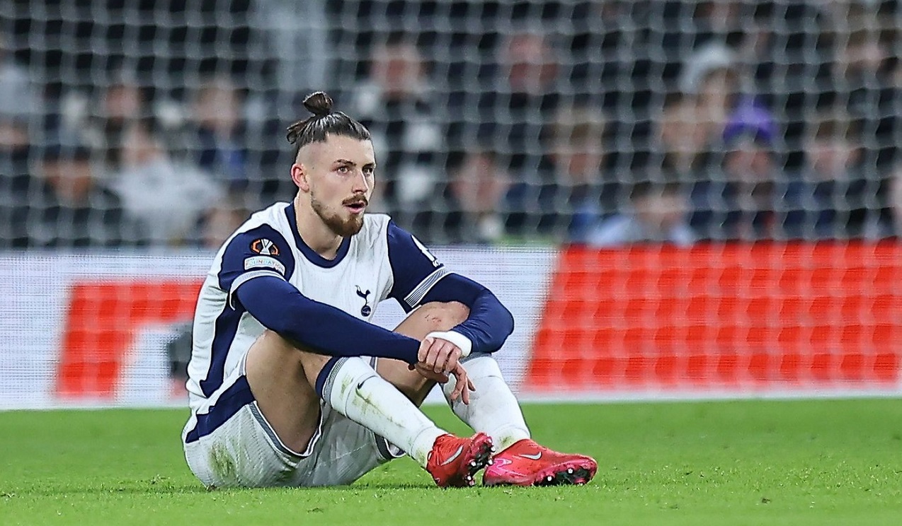 Presa britanică se teme de ce e mai rău după accidentarea lui Radu Drăgușin la genunchi. „Așa a făcut și Virgil van Dijk și a lipsit un an!”
