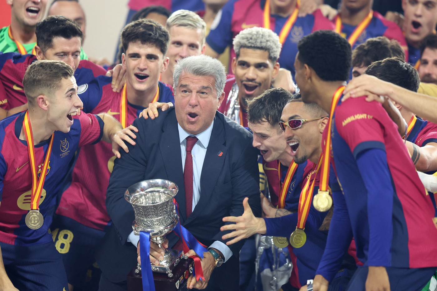 Prietenul lui Giovanni Becali nu s-a mai putut abține și a sărbătorit ca un nebun triumful din Real Madrid – FC Barcelona 2-5. Cum s-a bucurat, pe teren, Joan Laporta cu jucătorii săi