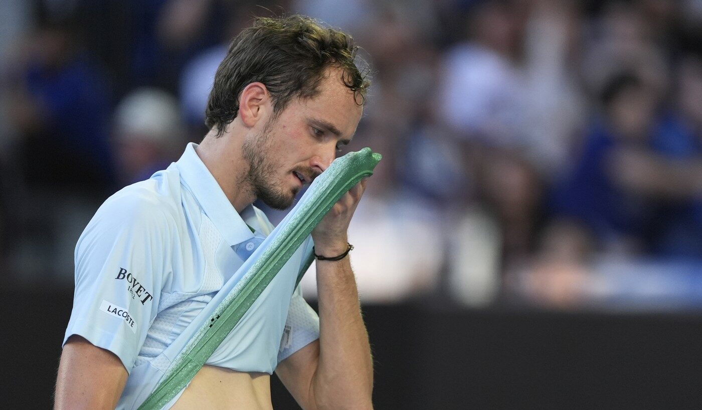 Rusul Daniil Medvedev a spart camera de la fileu cu racheta! Gestul de furie, nemaivăzut pe un teren de tenis, i-a uluit pe fanii de la Australian Open