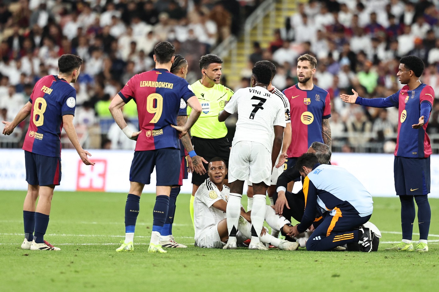 Sacrificiul lui Kylian Mbappe! Cu glezna praf, francezul a cerut să fie lăsat pe teren în Real Madrid – FC Barcelona