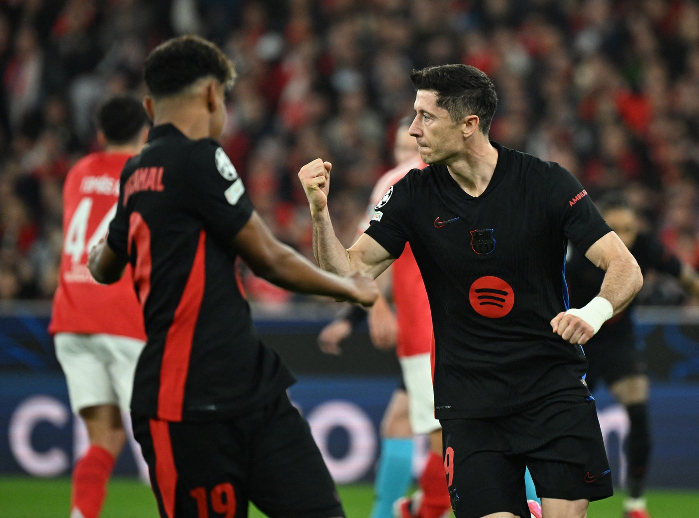 Seară spectaculoasă în Liga Campionilor, cu 33 de goluri marcate în 9 meciuri. Barcelona face remontada de la 2-4 cu Benfica și se califică, alături de Liverpool, în „optimi”