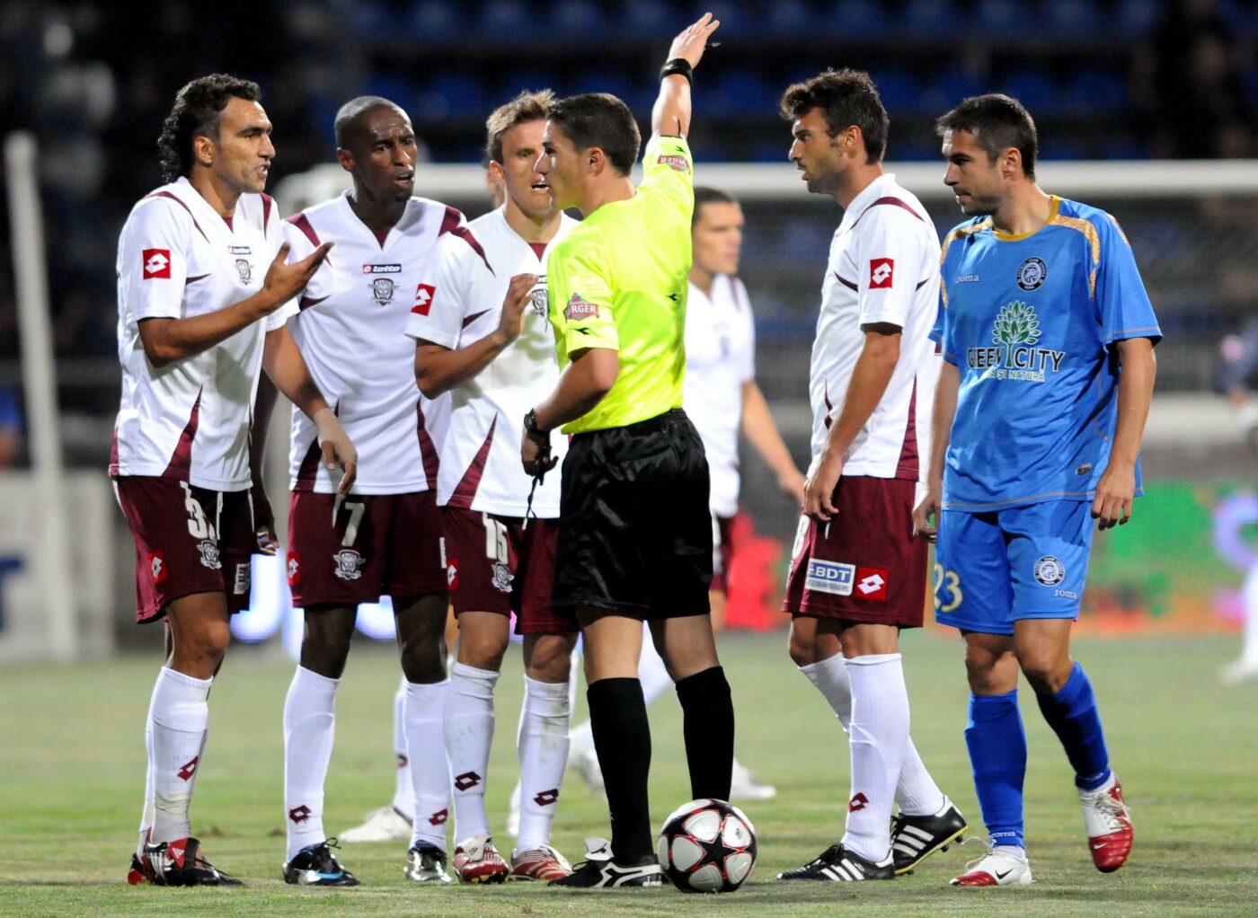 Şi-a luat copiii de la Rapid şi i-a dus la alte echipe, unul chiar la rivala Dinamo. Fostul căpitan giuleştean a avut probleme cu antrenorii fiilor săi