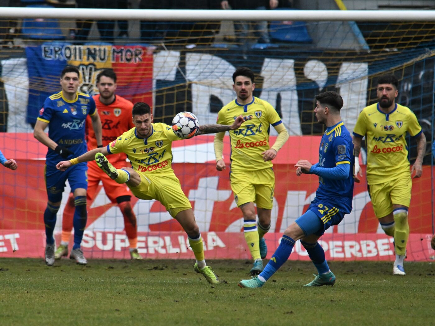 Situație bizară la unul dintre cluburile cu mari probleme din Superliga României. Fotbaliștii au oferte, dar nu vor să plece