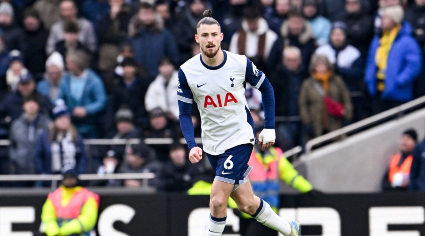 Șoc la Tottenham pentru Radu Drăgușin și colegii săi. Jucătorul de 23 de ani și-a anunțat retragerea prematură din fotbal