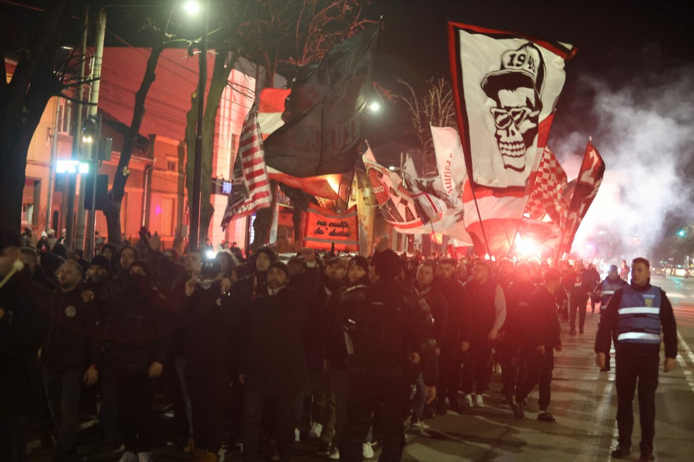 Spectacol pe străzile Aradului înainte de UTA – FCSB! Galeria „Bătrânei Doamne” a revenit pe stadion. VIDEO