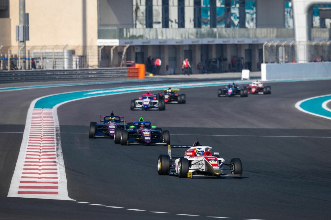 Start exploziv în Orient în cursele de Formula 4! Am avut un român printre concurenți: „Am simțit că pun cam multă presiune pe mine”. SPECIAL
