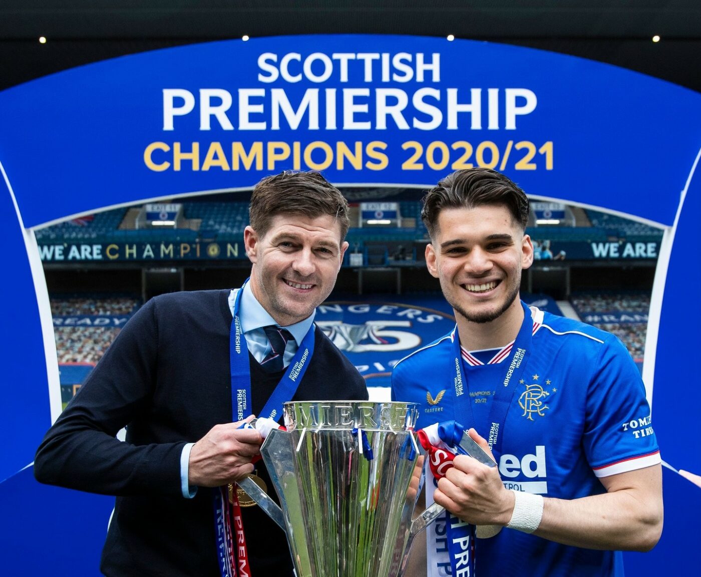 Steven Gerrard nu s-a mai putut abține şi a făcut o postare specială pentru Ianis Hagi. Ce cuvinte a folosit legendarul englez despre român, după golul din Rangers – Celtic