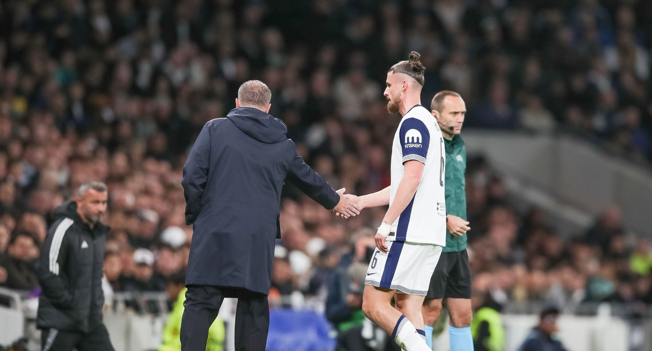 Tottenham e în tratative avansate pentru înlocuitorul lui Radu Drăguşin. „E mai bun ca el în toate aspectele şi e internațional englez”