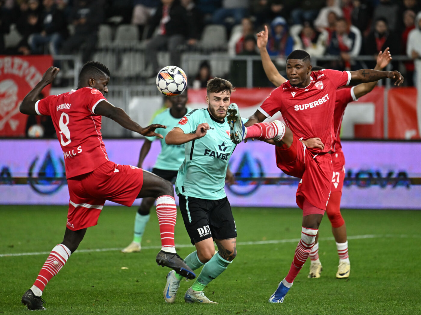 Transfer bombă de ultimă oră în Superliga! Liderul a dat lovitura pe piața transferurilor: „A semnat pe doi ani!”. Culisele mutării. EXCLUSIV