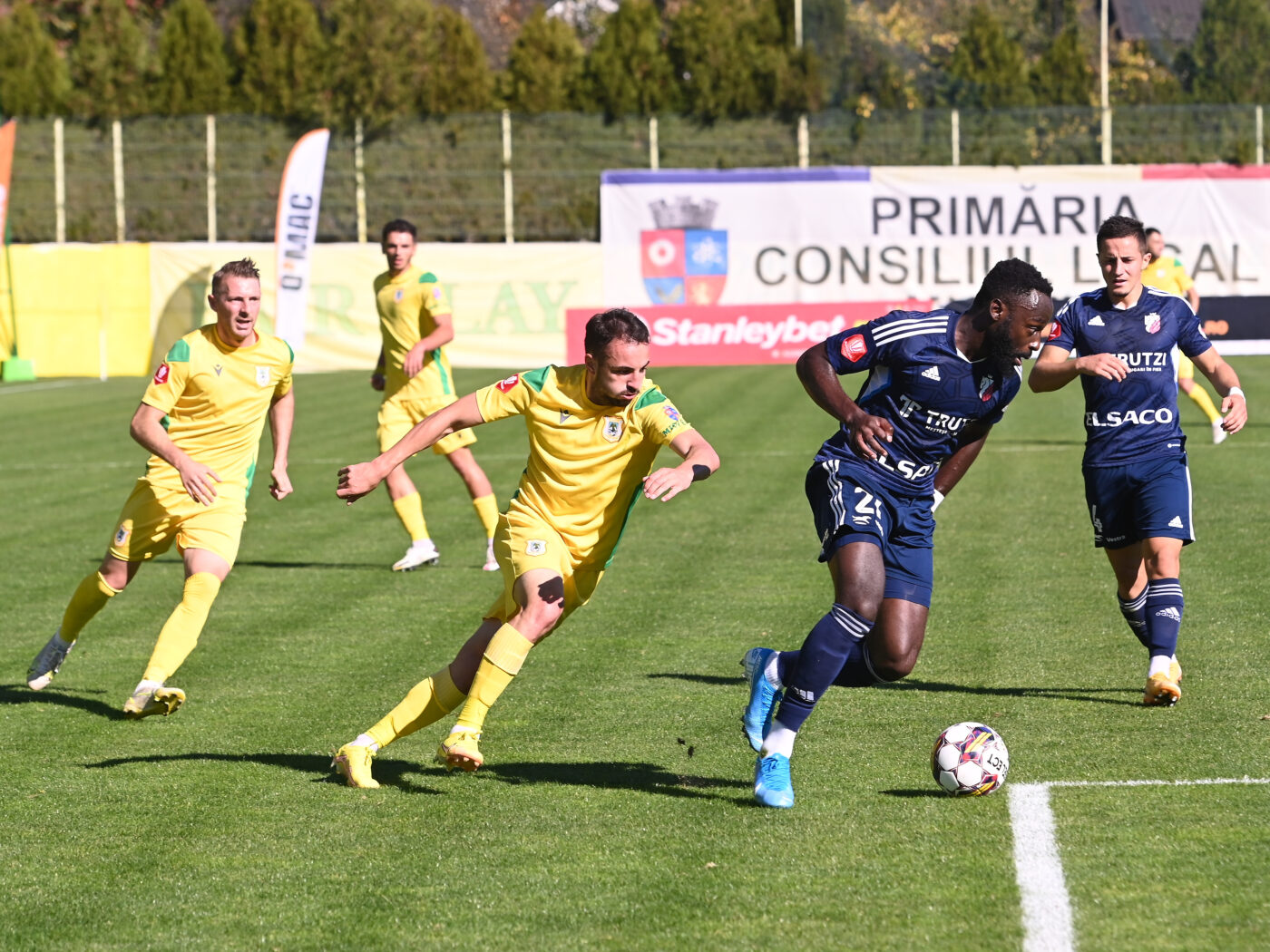 Transferuri surprinzătoare la o echipă modestă din România! Cei doi fotbalişti cu sute de meciuri la Liga 1 au semnat