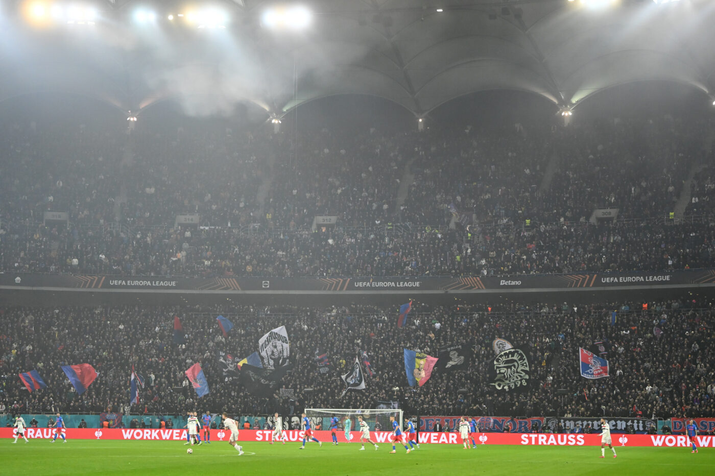 Ultrașii lui Manchester United, răzbunare pe fanii FCSB. Bannerul care l-a înfuriat și pe Gigi Becali