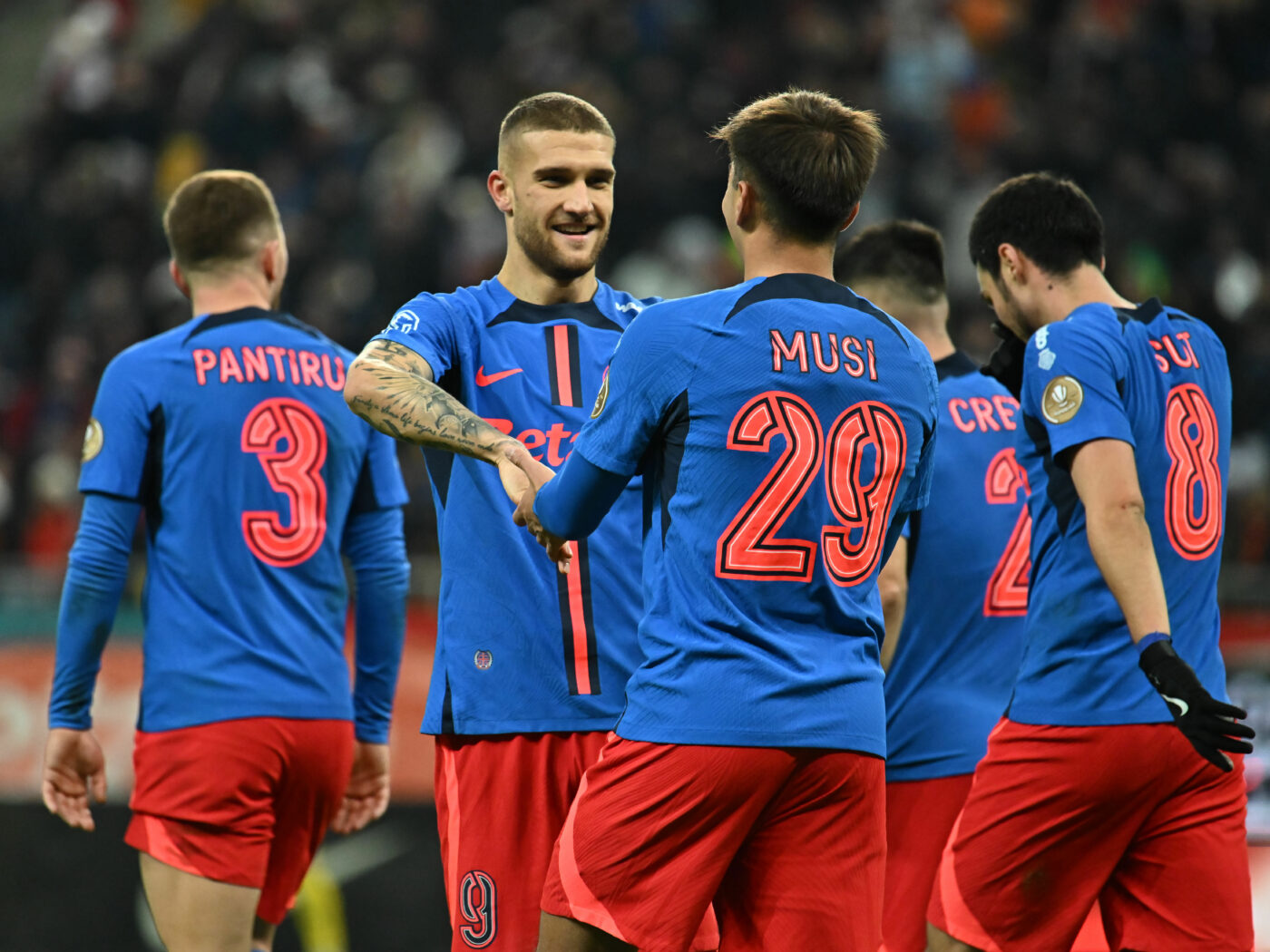 Un nume uriaș și-a anunțat prezența la marele meci dintre FCSB și Manchester United! Nu va sta lângă Gigi Becali: „Eu mai la suporteri cu fetița mea!”. VIDEO