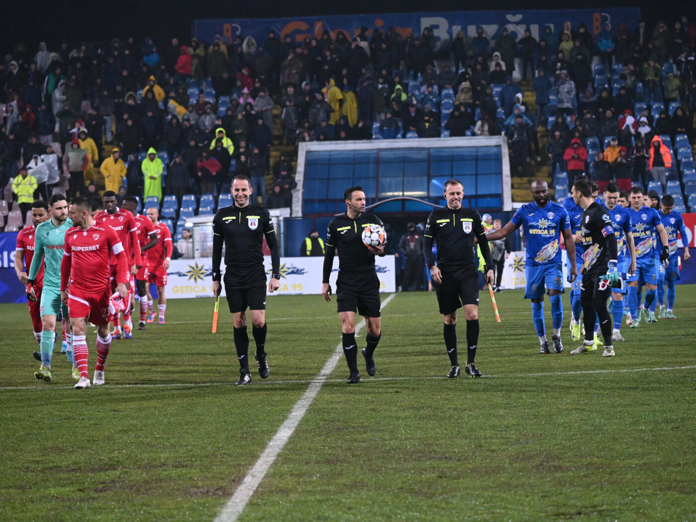 Zici că se desființează! Revoluție în lotul echipei din Superliga, cu 9 fotbalişti dați afară