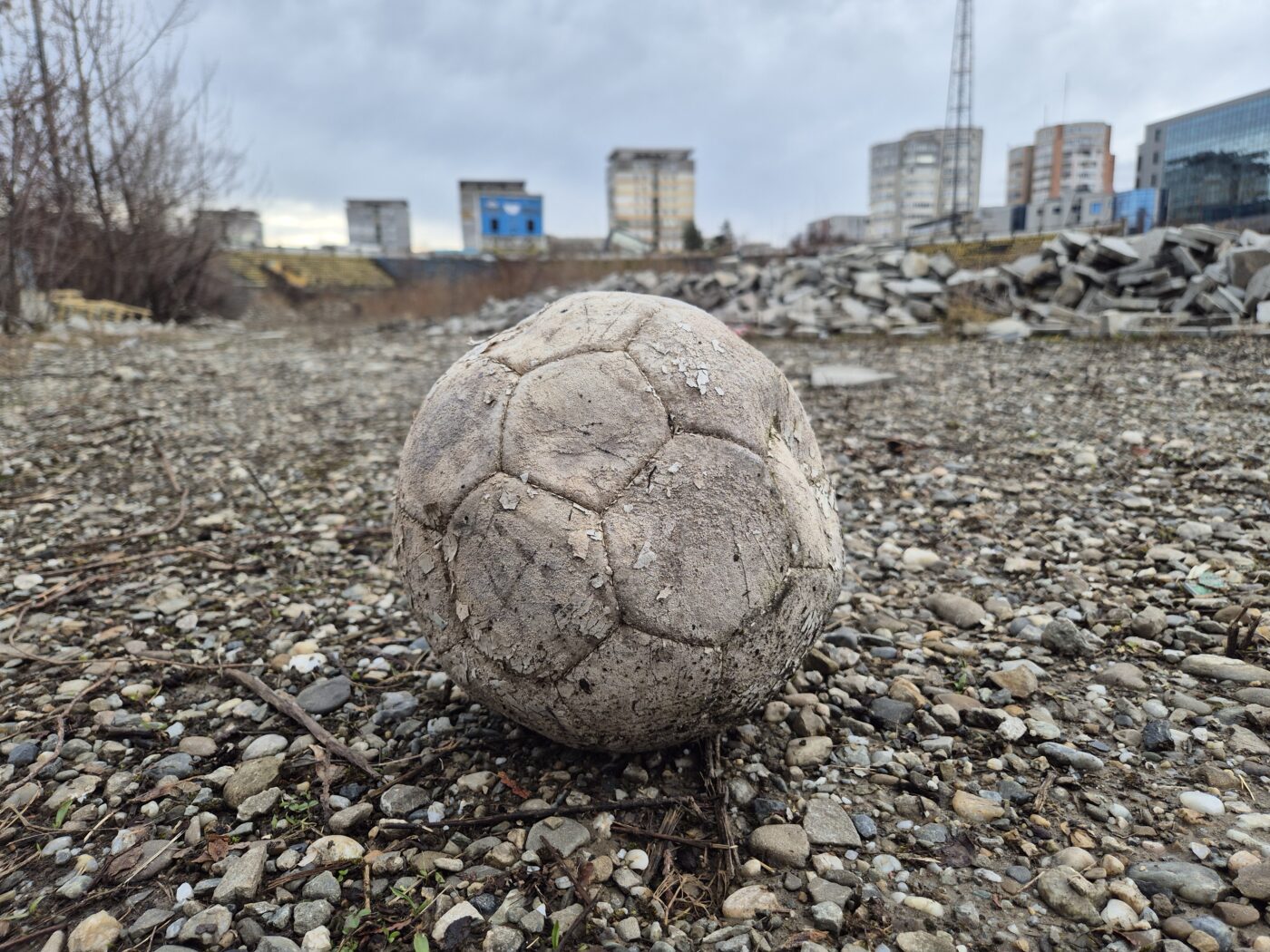 Stadionul Bacău: O Plagă Urbană ce Strigă după Ajutor! 6 minge