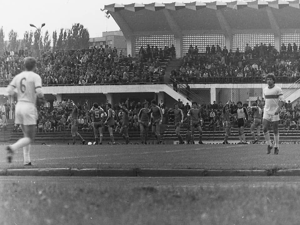 Stadionul Bacău: O Plagă Urbană ce Strigă după Ajutor! 1 stadion bacau alb negru