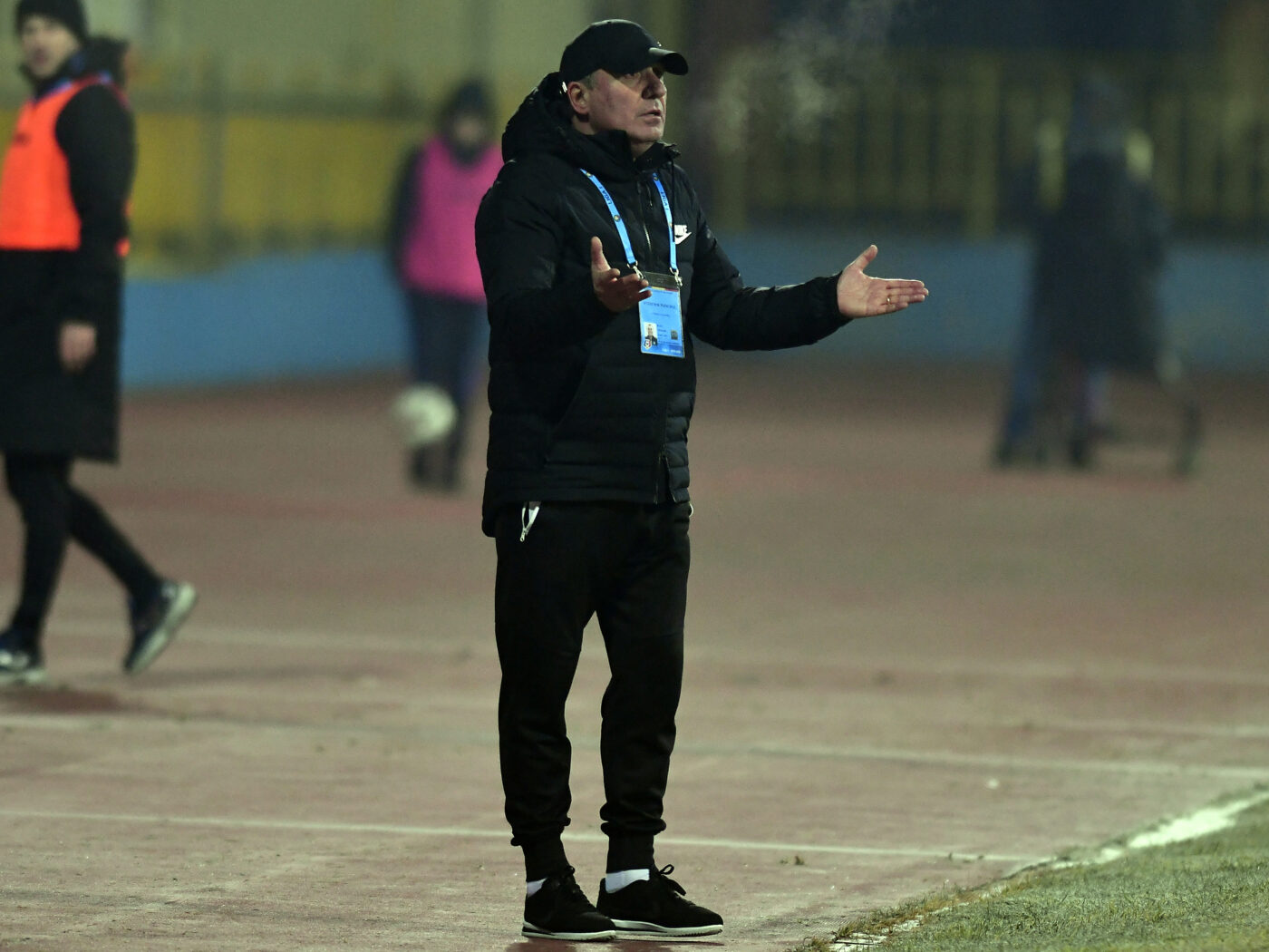 „Hagi e cu fotbalul ca dependenții de droguri”. „Regele” l-a dat afară pe fotbalist, care nu înțelege de ce