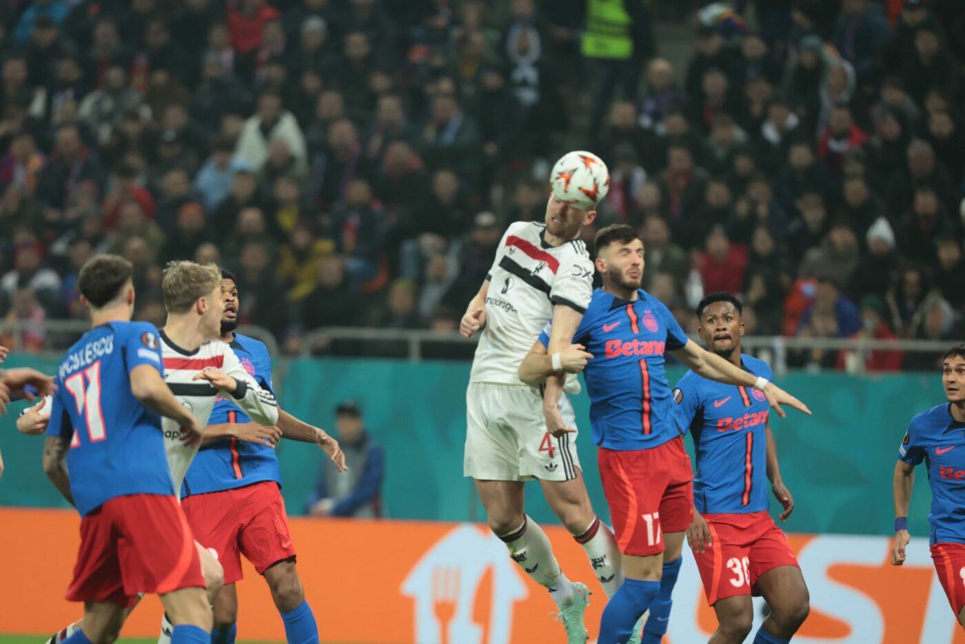 „Steaua trebuia să conducă!”. Presa britanică a dat verdictul despre ocazia rarisimă irosită de FCSB cu Manchester United