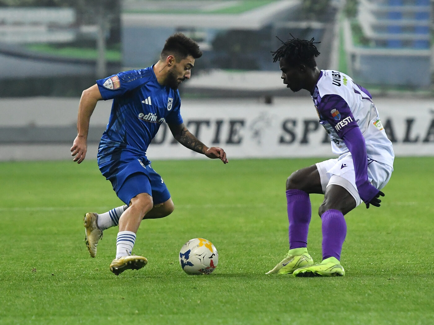 Așa ceva nu s-a mai văzut în România! Au jucat 12 contra 11 în derby-ul FCU Craiova-FC Argeș: Florin Costea a luat roșu după ce a intrat și el pe teren ca să protesteze!