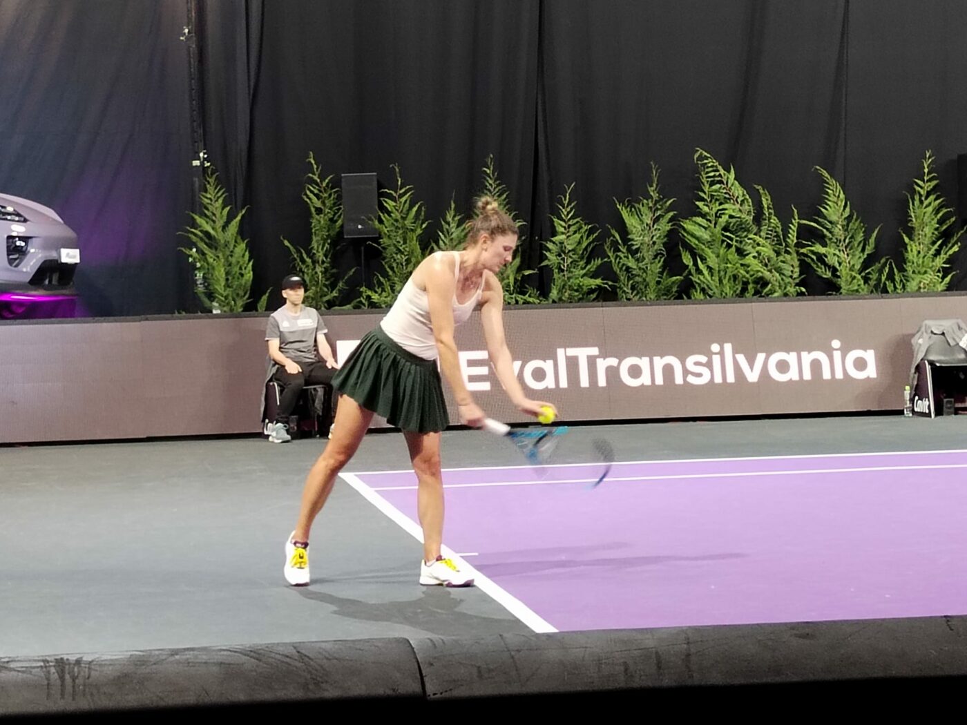 După Sorana Cîrstea și Gabi Ruse, Irina Begu a fost și ea eliminată în primul tur la Transylvania Open. Simona Halep, primită cu urale la antrenament