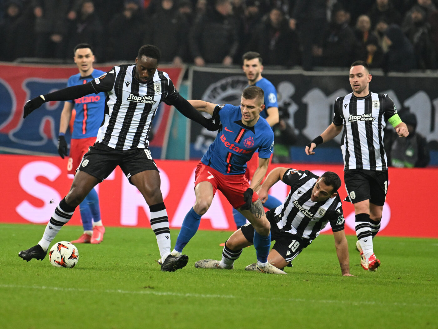 Blestem pentru FCSB în meciul cu PAOK și chiar înainte de derby-ul cu Dinamo! După Bîrligea și Chiricheș, s-a accidentat și Florin Tănase și a fost schimbat