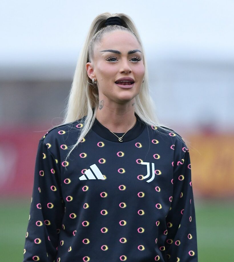 Cea mai sexy fotbalistă din lume a semnat un nou contract cu un brand celebru