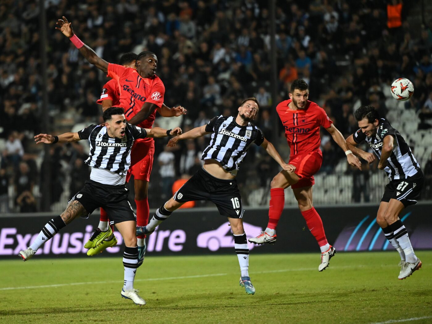 Comoție cerebrală și zece cusături. Diagnostic dur pentru fotbalistul lui PAOK care s-a ciocnit cu portarul în meciul cu FCSB