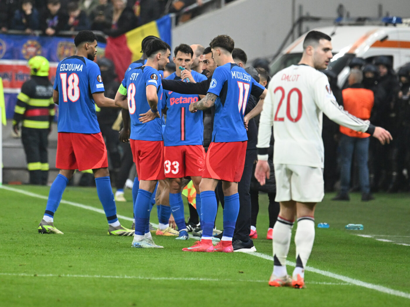 Cum s-au umilit vedetele FCSB în fața fotbaliștilor lui Ruben Amorim. Jurnaliștii de la Manchester United TV au rămas cu gura căscată: „Stăteau la ușa vestiarului și…”
