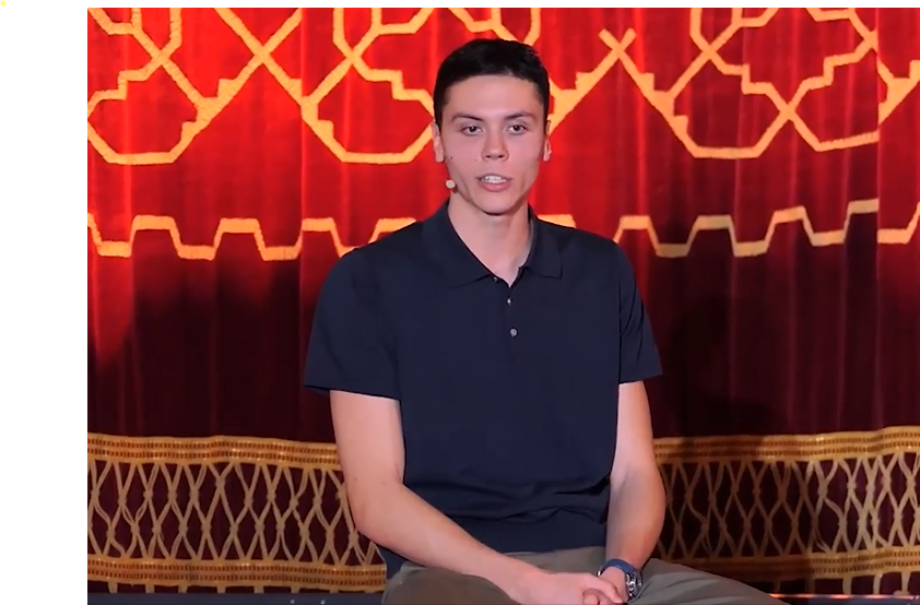 David Popovici se implică puternic în acte caritabile: „Am vrut să mă fac călugăr Shaolin când eram mic. Nu-mi plăcea orezul însă. Mi-ar fi plăcut atunci să fiu nenea ăla care stă în picioare pe mașina de gunoi”. SPECIAL