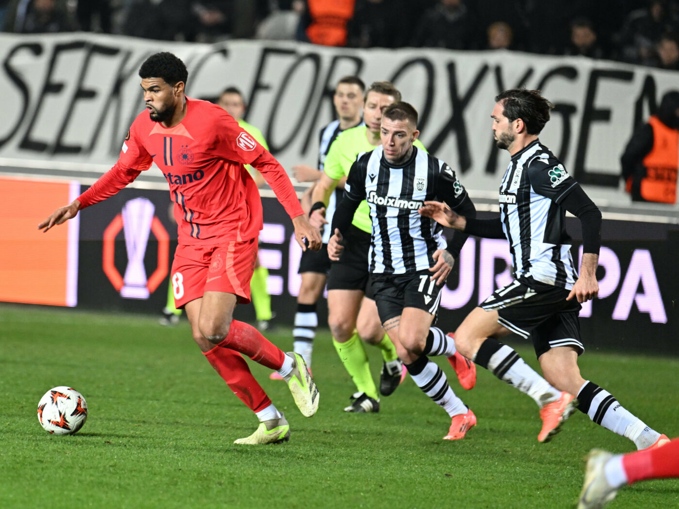 Decizia UEFA dă naștere unor controverse exact înainte de FCSB – PAOK. Ce au descoperit grecii despre arbitrul care l-a eliminat pe Taison în tur