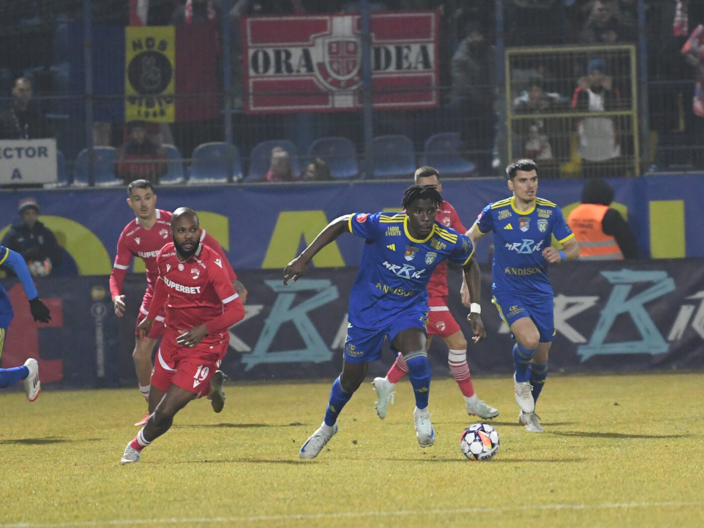 Dinamo a ratat transferul acum doi ani însă atacantul n-a uitat episodul și a înscris în poarta fostului coechipier Roșca! Jordan Gele nu iubește „câinii” și marchează la foc automat: „A venit din liga a treia elvețiană. Nu era prețul corect”. EXCLUSIV