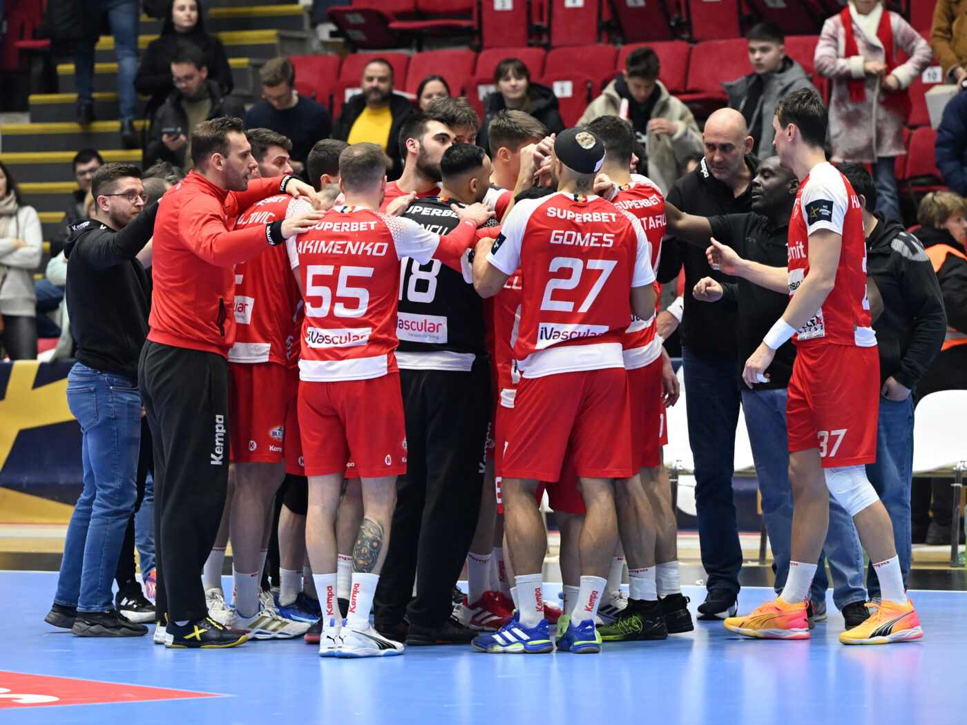 Dinamo, la un pas de o calificare istorică în sferturile Ligii Campionilor: „Fără ei nu trecem, nu avem nicio șansă!”. „Dulăii” și-au ales adversara din dubla anului, iar portarul României a recunoscut: „Așa se aude în vestiar, dar în zi bună ne batem cu oricine”. EXCLUSIV