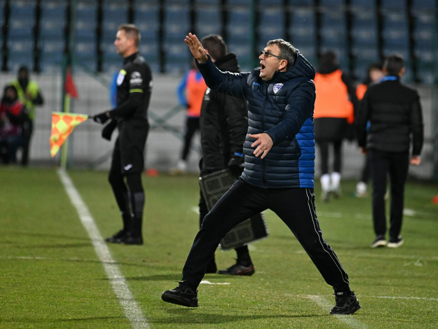 Eugen Neagoe i-a făcut praf pe fotbaliştii săi şi anunță o revoluție în lot, după Oțelul Galați – Gloria Buzău 2-1: „E inadmisibil! Vin alții”
