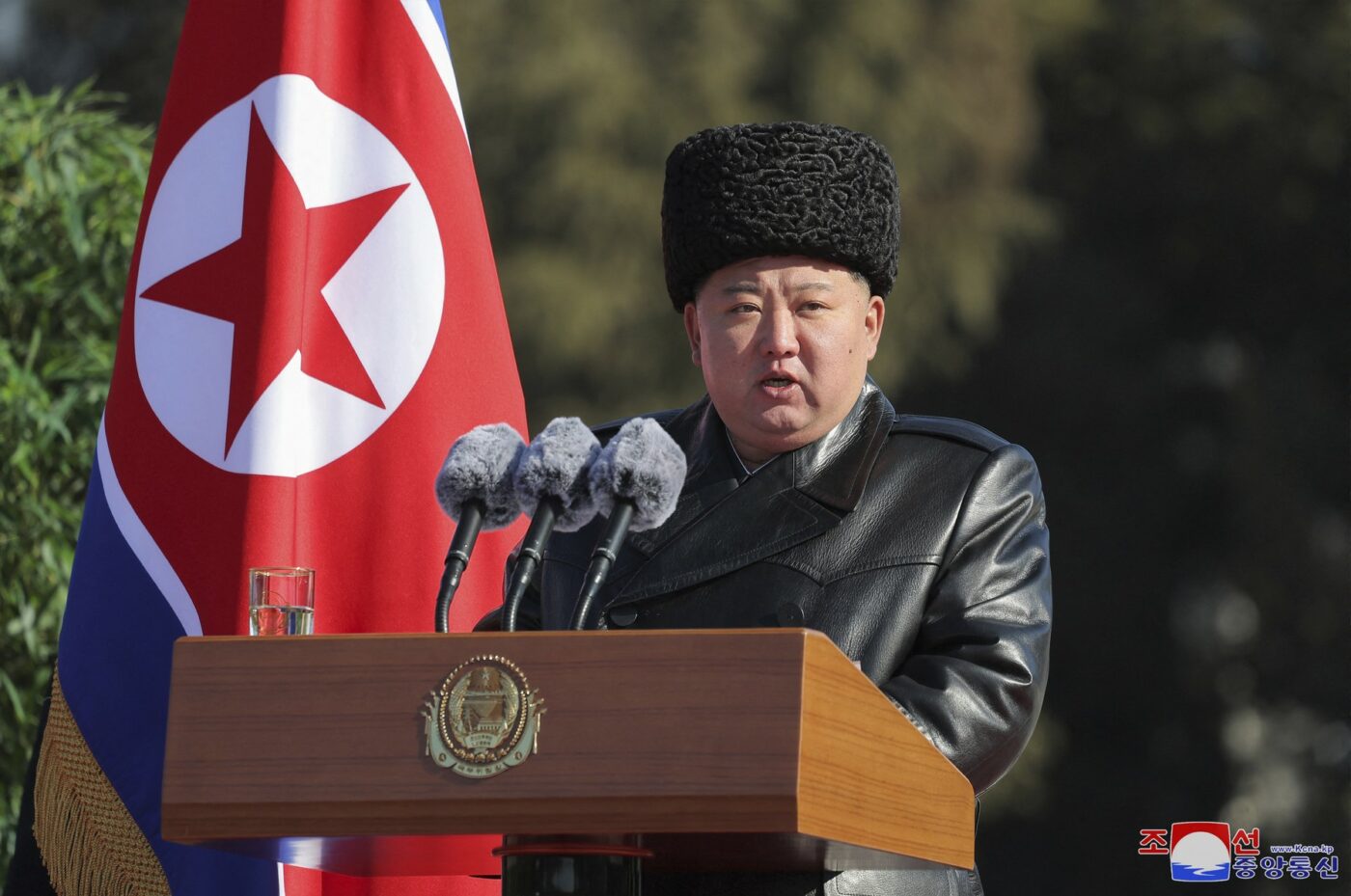 Fabulos! Ce fotbalist de origine română e dat pe ecranele stradale din Coreea de Nord: primul grup de turişti străini, primit de Kim Jong Un, după 5 ani de interdicție, l-a putut vedea