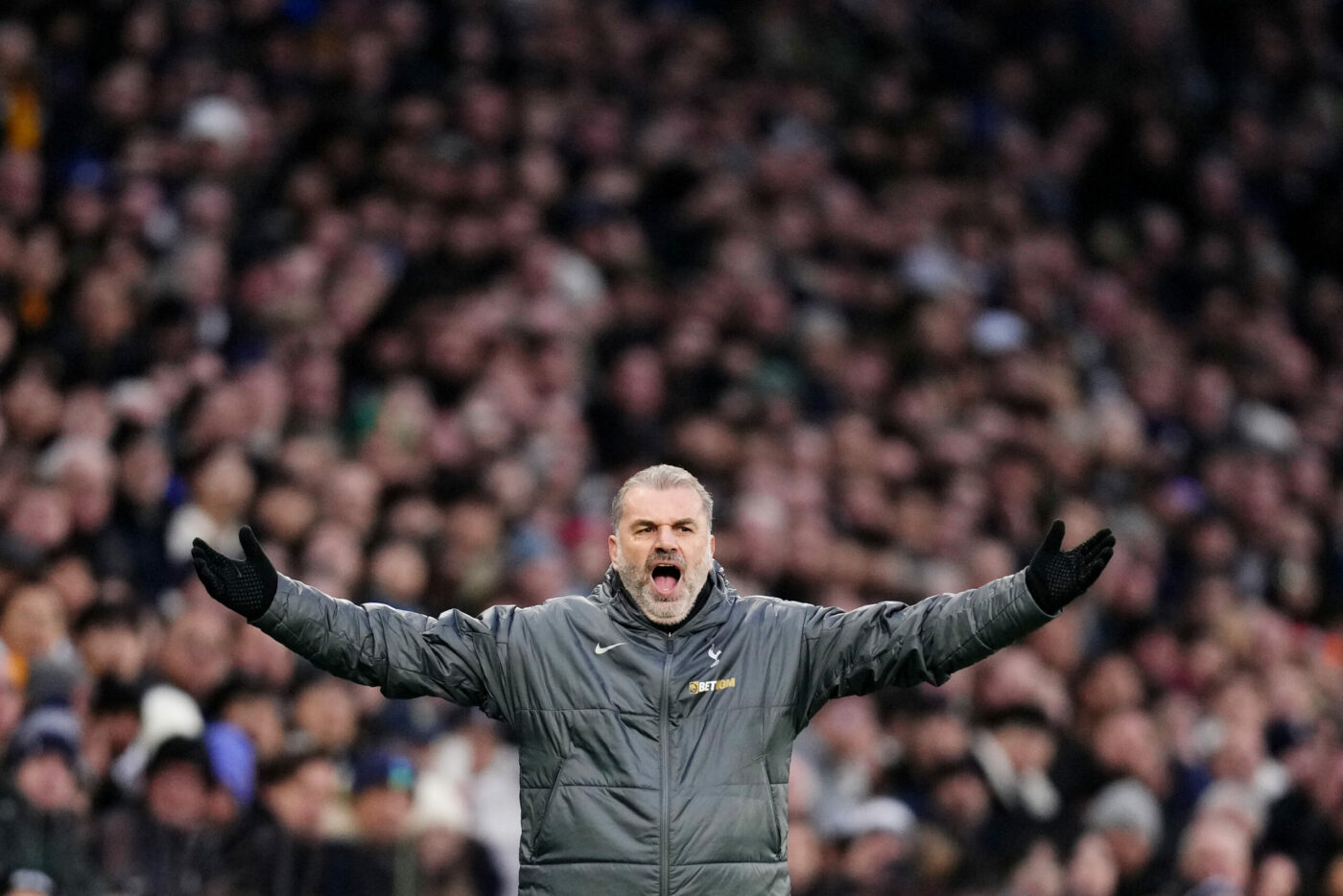 Fără Radu Drăguşin, Tottenham a obținut o victorie lejeră în Premier League. Ange Postecoglou i-a distrus pe cei care i-au cerut demisia şi care au vorbit de retrogradare: „Isterie!”