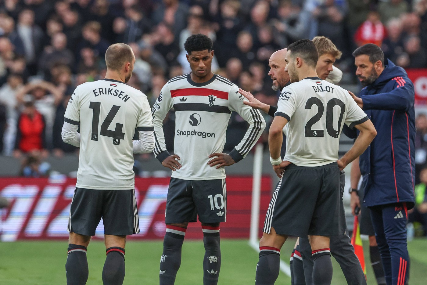 Fotbaliștii lui Manchester United, prea sensibili la criticile de pe rețelele sociale. Erik ten Hag a dezvăluit prin ce a trecut cu vedetele plătite cu zeci de milioane de euro