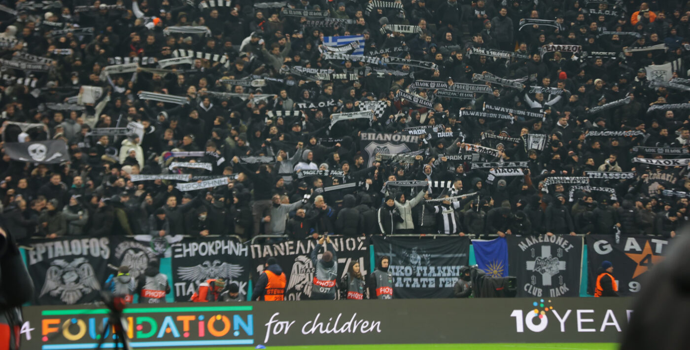 Gest grosolan față de fotbaliști. Ce s-a întâmplat pe teren, imediat după FCSB – PAOK, când jucătorii au ajuns în dreptul peluzei