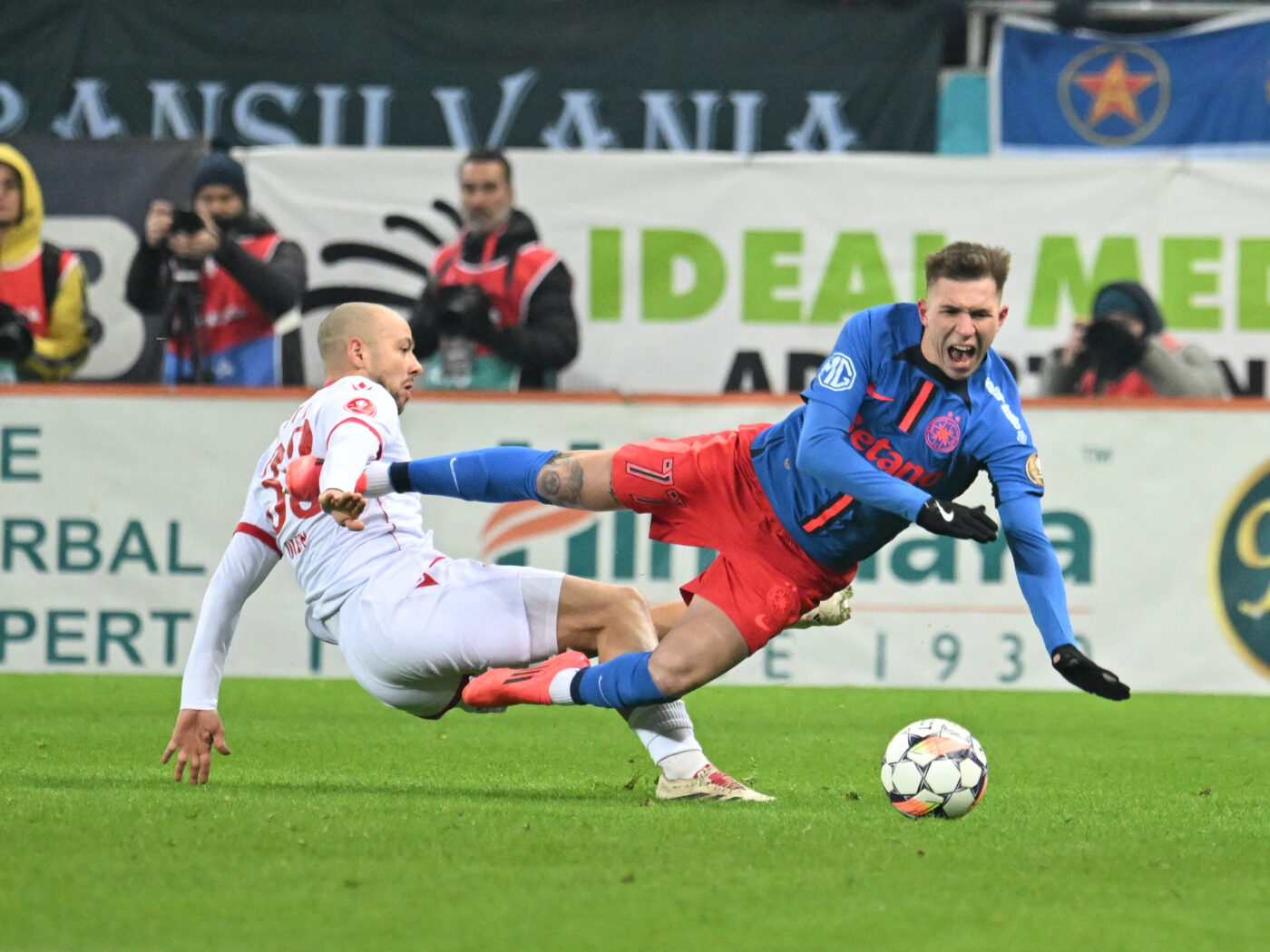 Gigi Becali l-a scos la pauză pe Andrei Gheorghiță pentru că l-a nemulțumit în FCSB – Dinamo 2-1: „De asta a fost schimbat!”