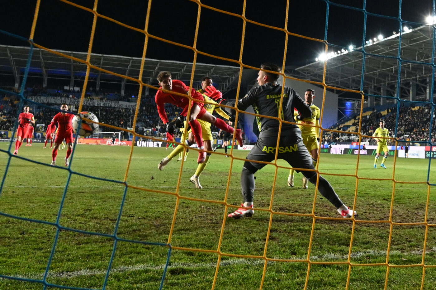 Cum arată glezna portarului de la Petrolul. Sacrificiul făcut de Raul Bălbărău pentru a juca în meciul cu FCSB. FOTO EXCLUSIV