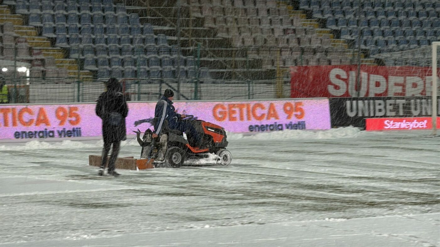 Imagini uluitoare! Cum se dă zăpada de pe teren înainte de meciul Gloria Buzău – FCSB. Incredibil ce le-a trecut gazdelor prin cap